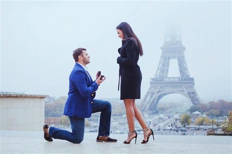 一个男人在巴黎埃菲尔铁塔附近求婚感动图片下载 - 觅知网