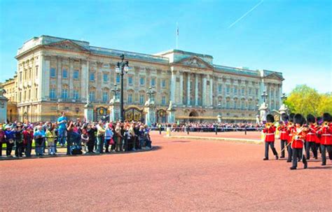 英媒：女王去世后白金汉宫降半旗，民众聚集在门前唱起国歌_凤凰网