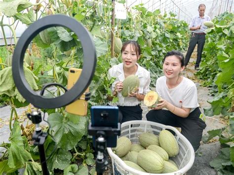 浙江湖州：直播带货 助农增收-人民图片网