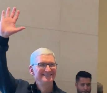 苹果CEO库克现身北京王府井，一小伙用着华为上前与其合影-直播吧