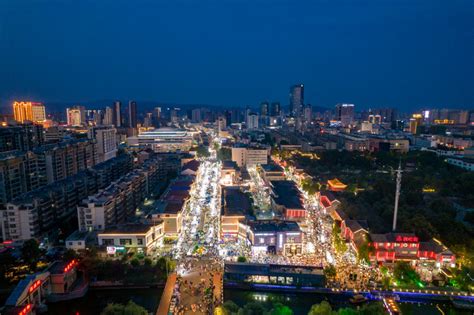 江苏连云港夜景步行街人流航拍摄影图-包图企业站