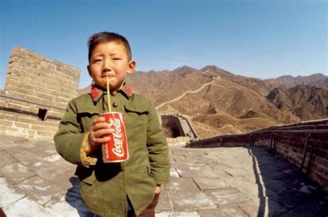 1979年， 在长城上喝“可乐”的小男孩|摄影师|小男孩|长城_新浪新闻