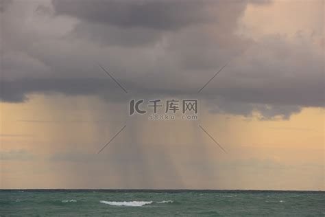 日出时海上暴雨高清摄影大图-千库网