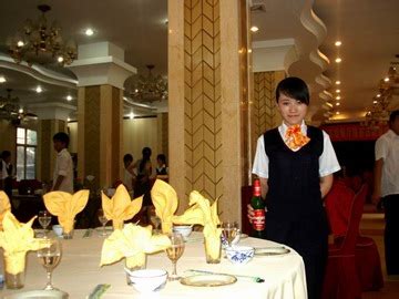 酒店服务餐厅厨师服务员服务外国客人高清图片下载-正版图片501420394-摄图网