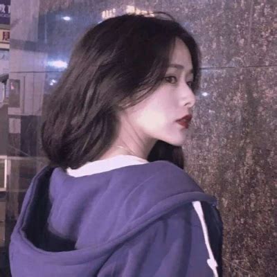 西装温柔女生头像真人