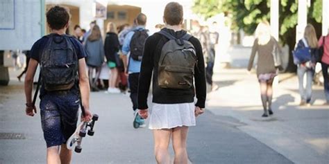 中学女生遭到多名男生非礼，身穿校服，网友表示：请尊重校服好吗|校服|女孩|女生_新浪新闻