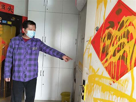 洛阳一居民家门被泼油漆，警方已经介入调查-大河报网