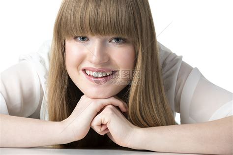 笑笑金发女孩在桌上高清图片下载-正版图片322116706-摄图网