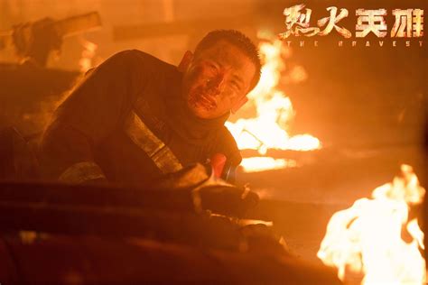 印小天出演电影《烈火英雄》，获得金鸡奖最佳男配角……