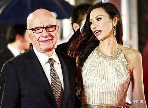 50岁邓文迪亮相Met Gala晚会，五彩斑斓海葵裙，被网友赞造型最佳