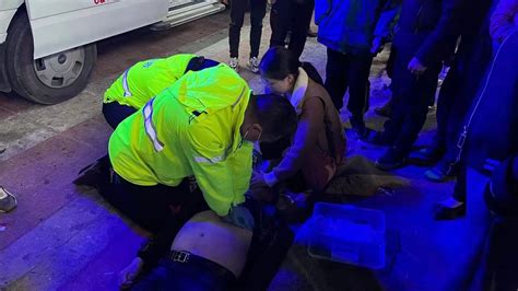 男子路边倒地30分钟不起 护士跪地救援直至救护车到来