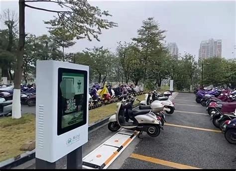 全国首条电动自行车无线充电带落地南宁：停上就能充_凤凰网