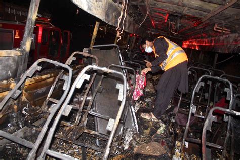 巴基斯坦一辆客车起火 致10人死亡