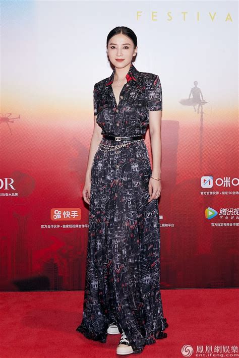 宋佳上海电影节宣传《风平浪静》穿印花长裙搭帆布鞋展优雅魅力_凤凰网