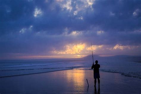 梦见站在海面上钓鱼是什么意思_周公解梦网