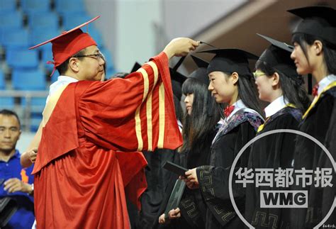 父女同校 师兄老爸跨越32年为女儿颁毕业证 - 社会 - 关注 - 济宁新闻网