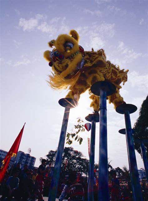 中国风一只踩着绣球的狮子雕塑高清PNG素材