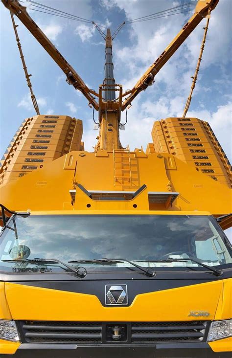 全球最大4000吨履带式起重机在国内首吊成功