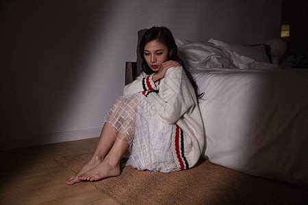 居家女性睡觉失眠高清图片下载-正版图片501549777-摄图网