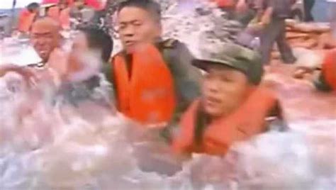 98年抗洪救灾珍贵视频 当洪水来临时 看看我们这些兵！