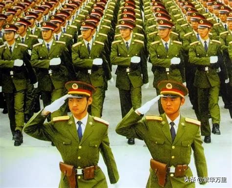 1985年，中国军队更换军服，士兵的军服上为何没有肩章？