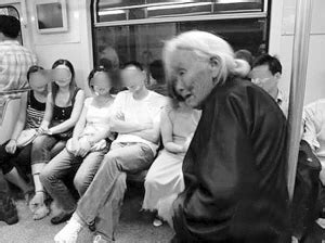 白发老人坐地铁无人让座_新闻中心_新浪网