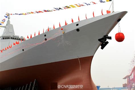 我国完全自主研制的新型万吨级驱逐舰首舰下水_中国新闻_南方网