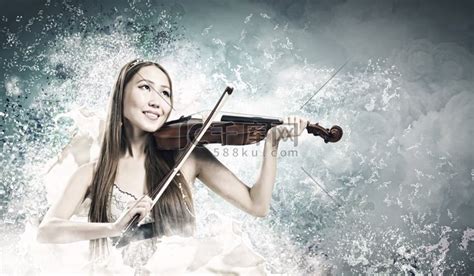 美丽的年轻女小提琴家拉小提琴照片摄影图片_ID:149214033-Veer图库