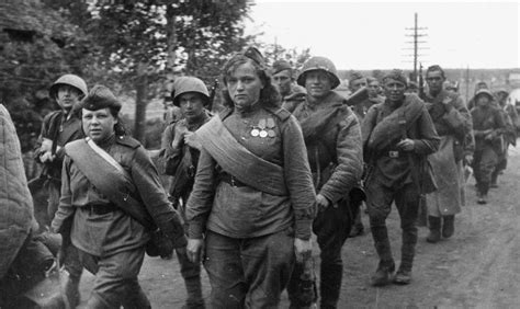 德军手里的苏联女战俘，被折磨被羞辱，遭遇远比你想象得还要惨_女兵_卓娅_女人