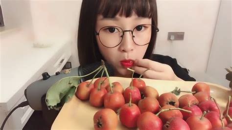 声控吃播：小萝莉直播吃水果，看着她吃就是一种享受_腾讯视频