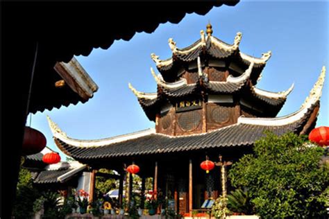扬州地标建筑文昌阁花坛“换装”_江苏国际在线