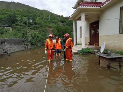 四川阿坝金川县发生洪水泥石流 当地紧急转移群众863人_手机新浪网