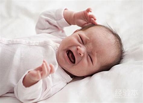 年轻宝妈安抚哭泣的婴儿高清图片下载-正版图片501995017-摄图网