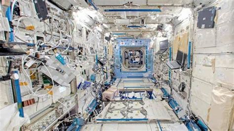 国际空间站的宇航员正在太空中行走更换电池，而这将会创造历史__财经头条