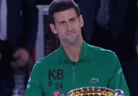 德约科维奇澳网夺冠后穿印有科比元素外套颁奖 - 球迷屋