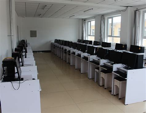 计算机教室-丹东市国冠技工学校有限公司