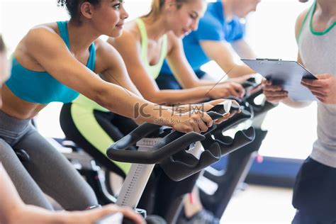 在动感单车课上锻炼的健康女人高清摄影大图-千库网