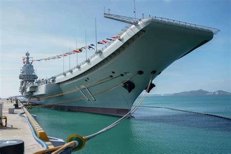我国首艘国产航母山东舰在海南三亚交付海军舷号为“17”_腾讯视频