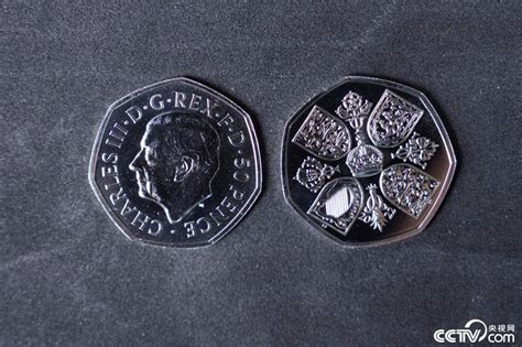 首批英国国王查尔斯三世肖像硬币在皇家铸币厂铸造-搜狐大视野-搜狐新闻