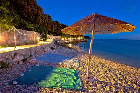亚得里亚海色彩缤纷的夜景海滩和遮阳伞高清摄影大图-千库网