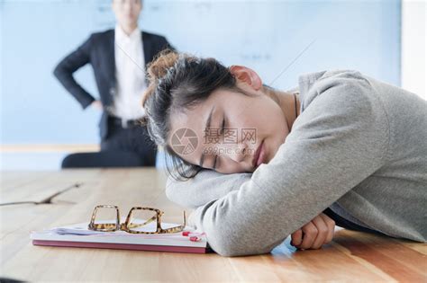 睡在办公室的年轻女员工高清图片下载-正版图片505946879-摄图网