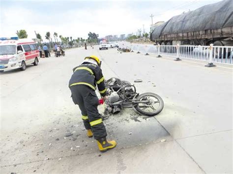 莆田秀屿区盐场公路上两摩托车相撞 一辆车自燃 - 秀屿区 - 东南网