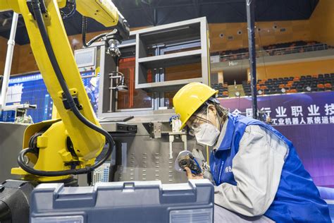 专业且炫酷︱77位国内工业机器人系统运维员齐聚温州比拼职业技能