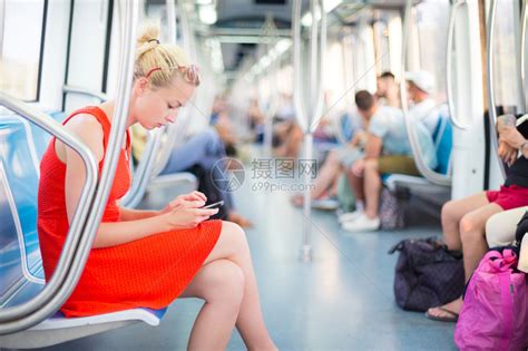 在地铁旅行时穿红裙高清图片下载-正版图片504819336-摄图网