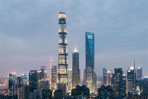 上海中心大厦直入云天，刮风时摆动超一米，超大荡秋千你敢体验吗
