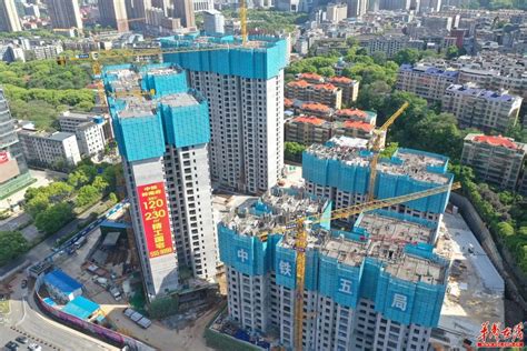 中铁五局郴州棚改项目二期第一栋楼主体结构顺利封顶