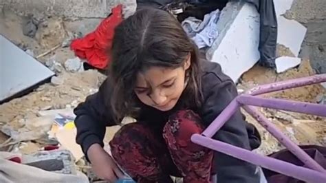 近日，巴勒斯坦人从废墟中救出一名小婴儿……_新浪新闻