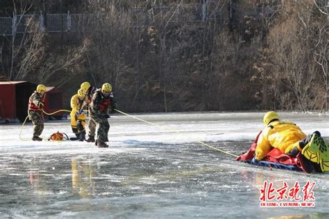零下12℃消防员练冰上救援 从“落水”到“救起”用时45秒 | 北晚新视觉