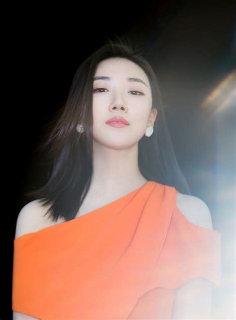 女演员菅纫姿，橘色长裙，优雅甜美写真图集