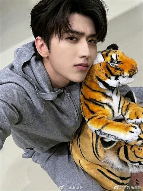蔡徐坤微博分享自己和老虎的自拍照……|蔡徐坤_新浪新闻